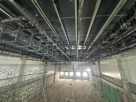 Edifício de aço pré-projetado de vão único Fábrica têxtil Oficina Unidades de porta de acesso lateral Colunas de aço galvanizado Montagem no local